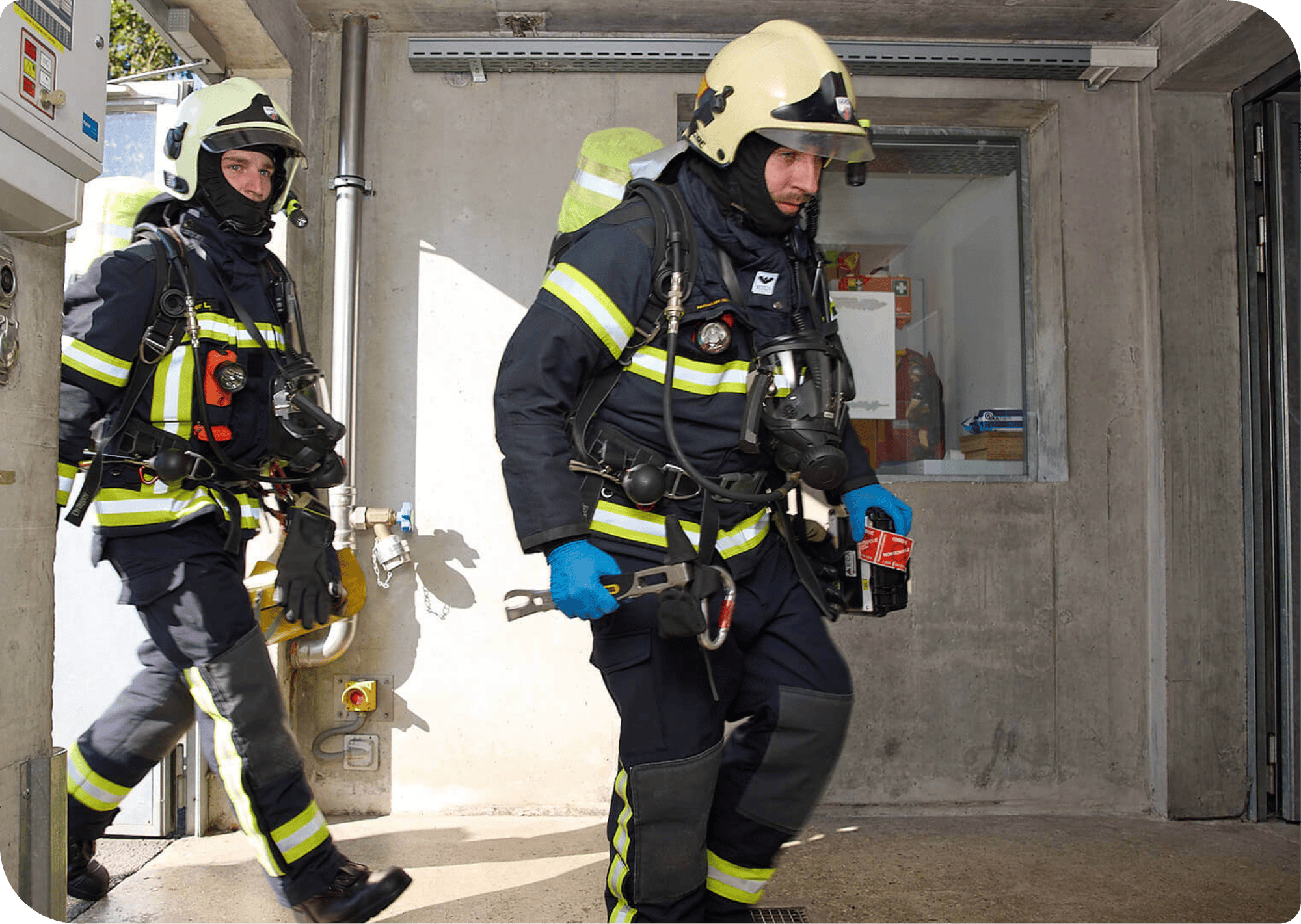 Picture of firemen entering a building from ECA Vaud Picture of firemen entering a building from ECA Vaud